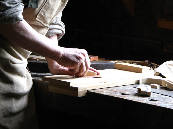 Ofrecemos un servicio de <strong>carpintería  de madera y ebanistería en Riudaura</strong> adaptado a las necesidades del <strong>cliente</strong>.
